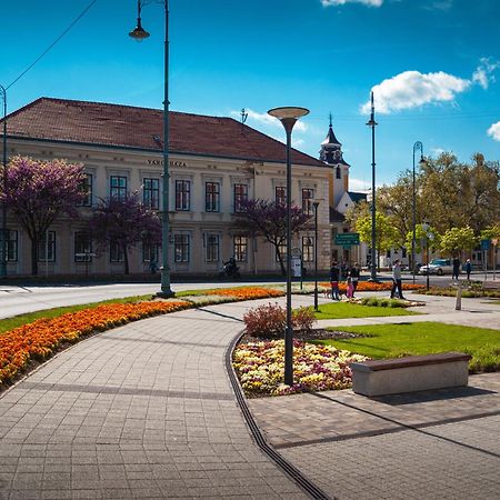 Berill Suites Sarvar Bagian luar foto