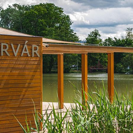 Berill Suites Sarvar Bagian luar foto