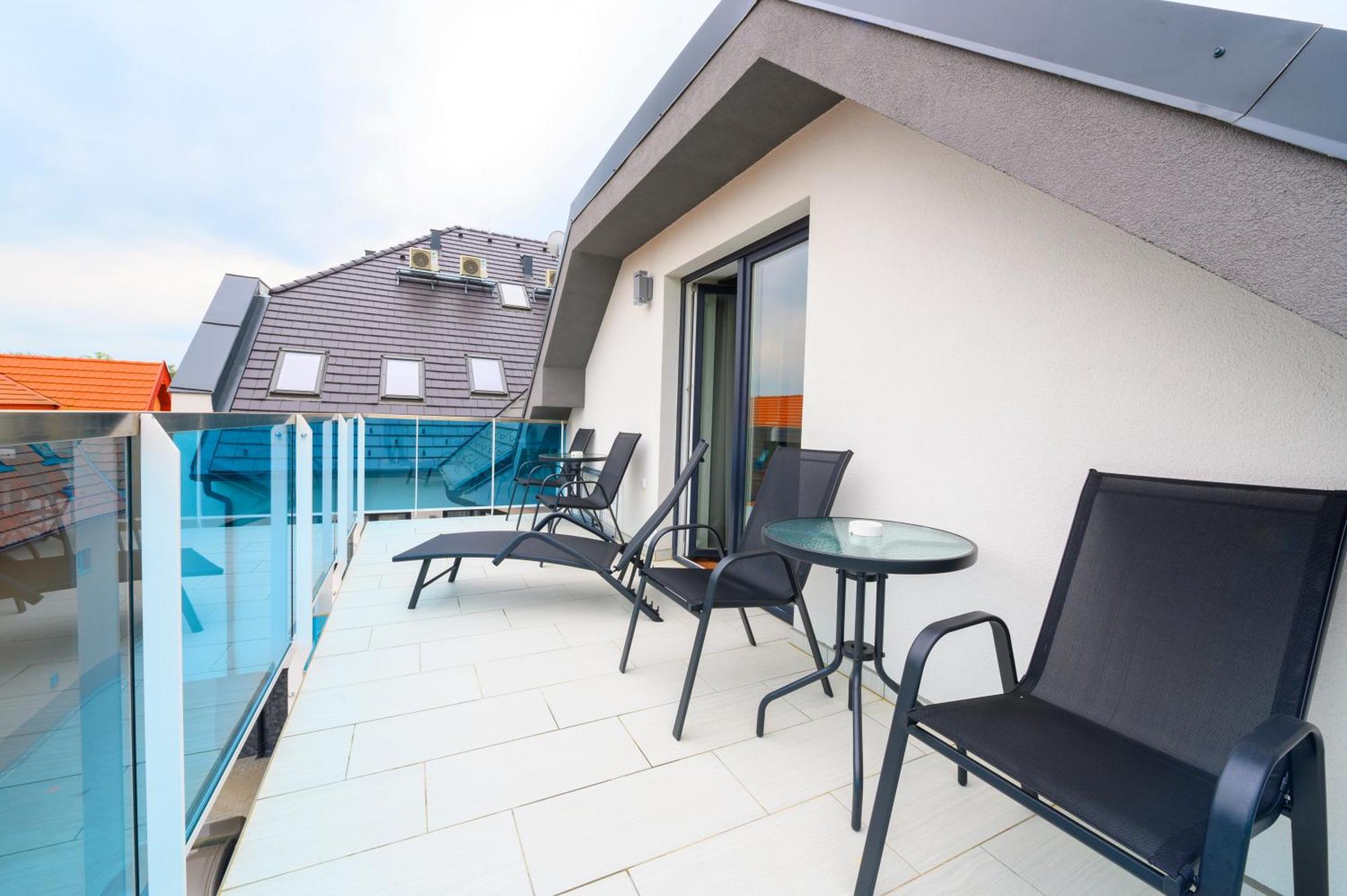 Berill Suites Sarvar Bagian luar foto
