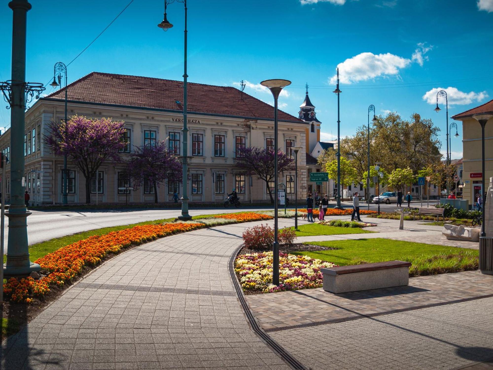 Berill Suites Sarvar Bagian luar foto