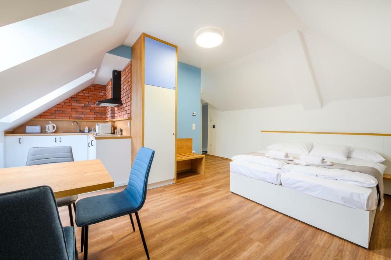 Berill Suites Sarvar Bagian luar foto