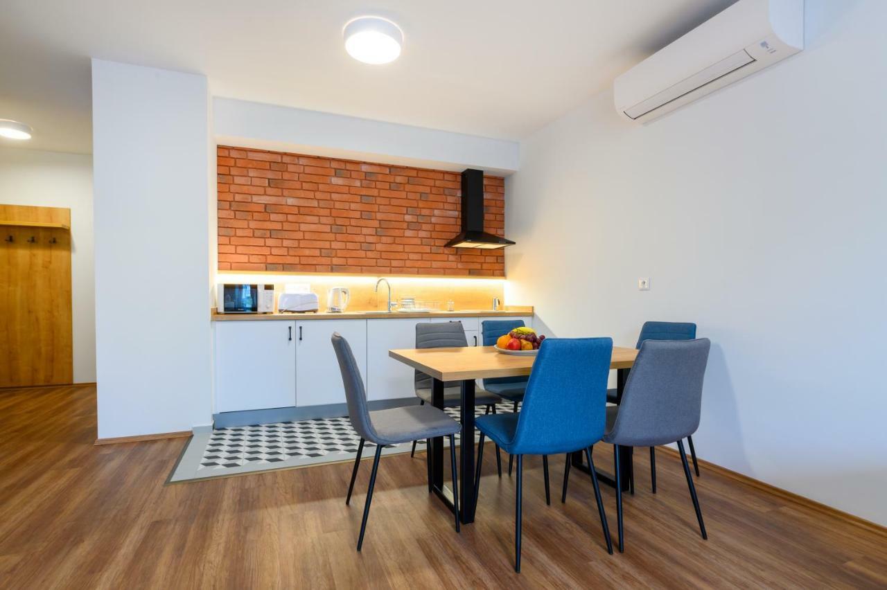 Berill Suites Sarvar Bagian luar foto