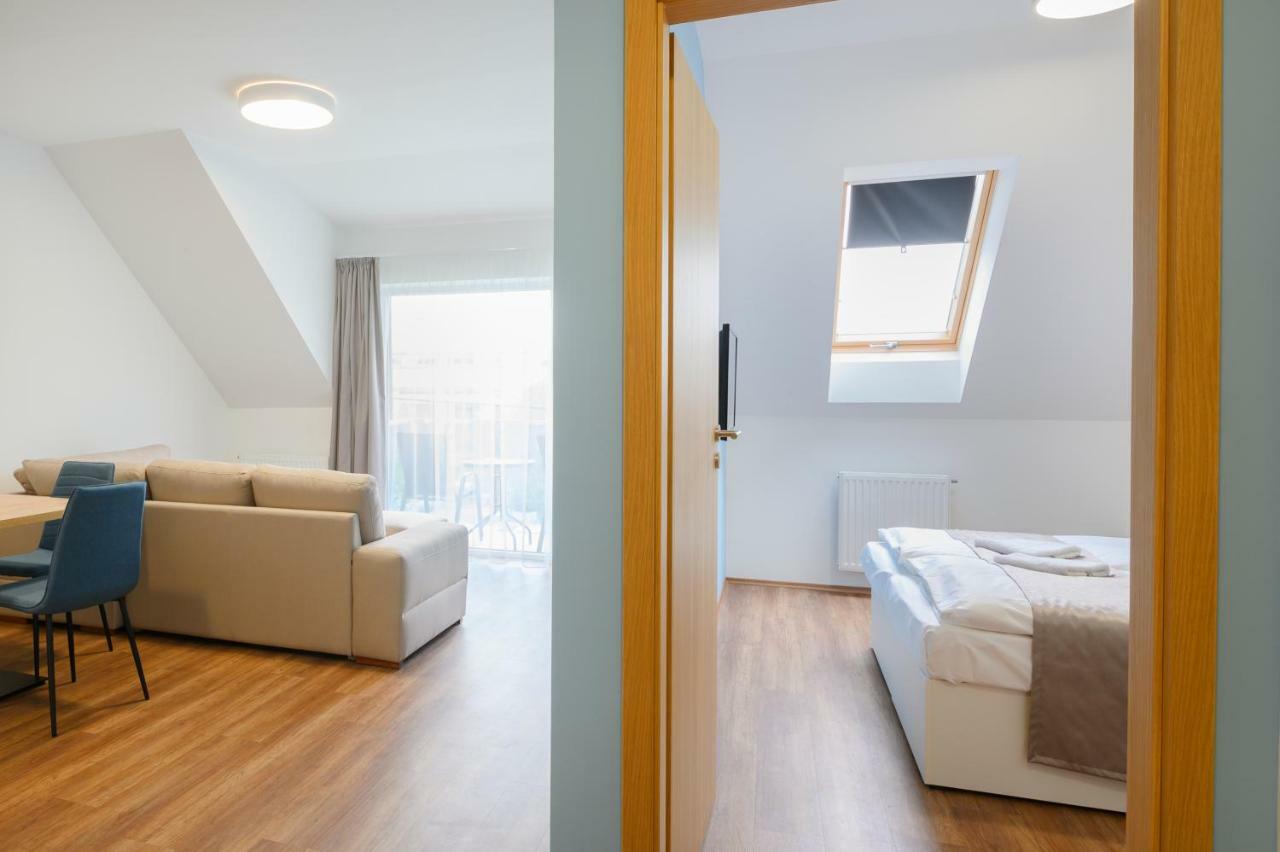 Berill Suites Sarvar Bagian luar foto