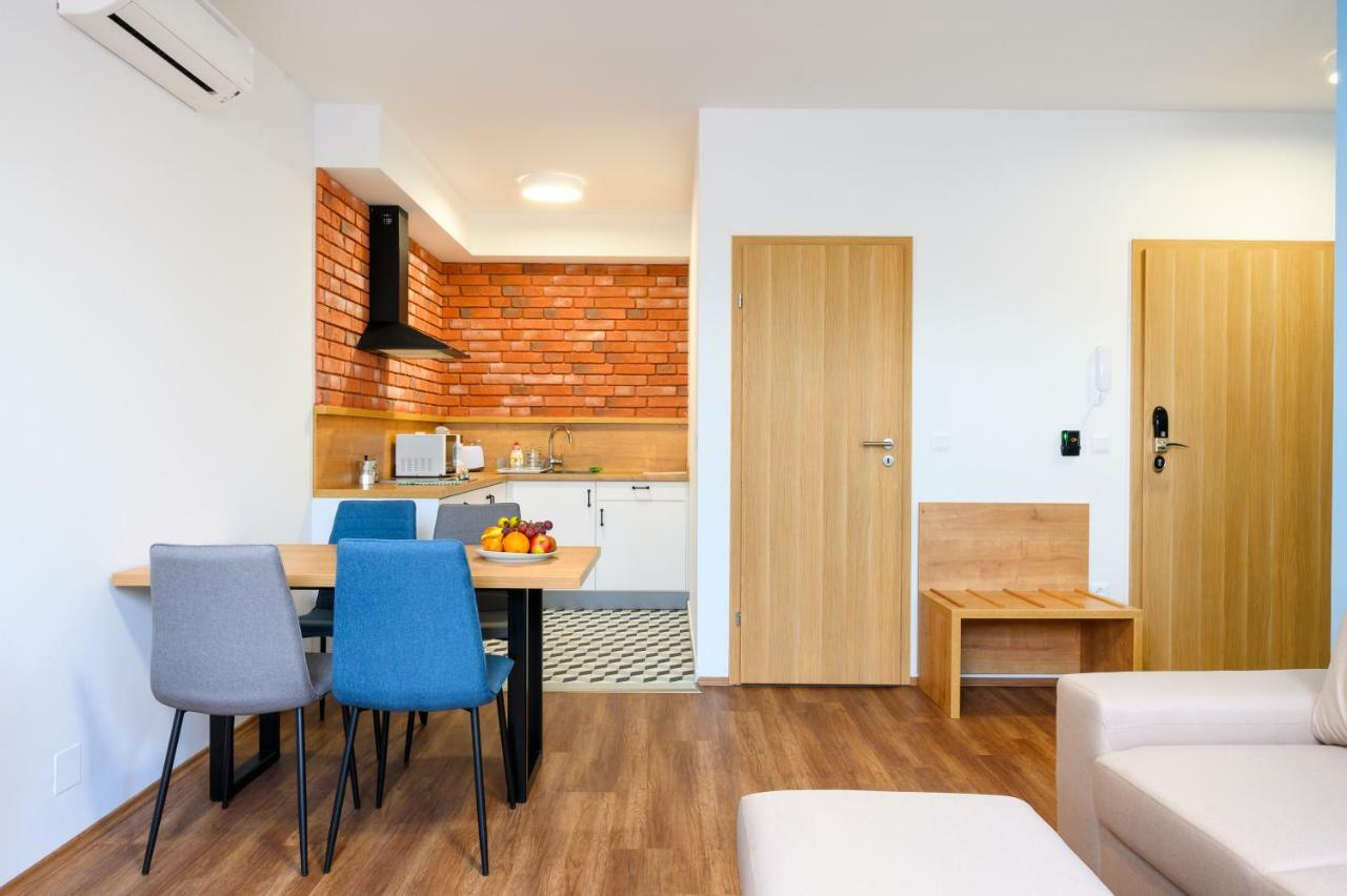 Berill Suites Sarvar Bagian luar foto