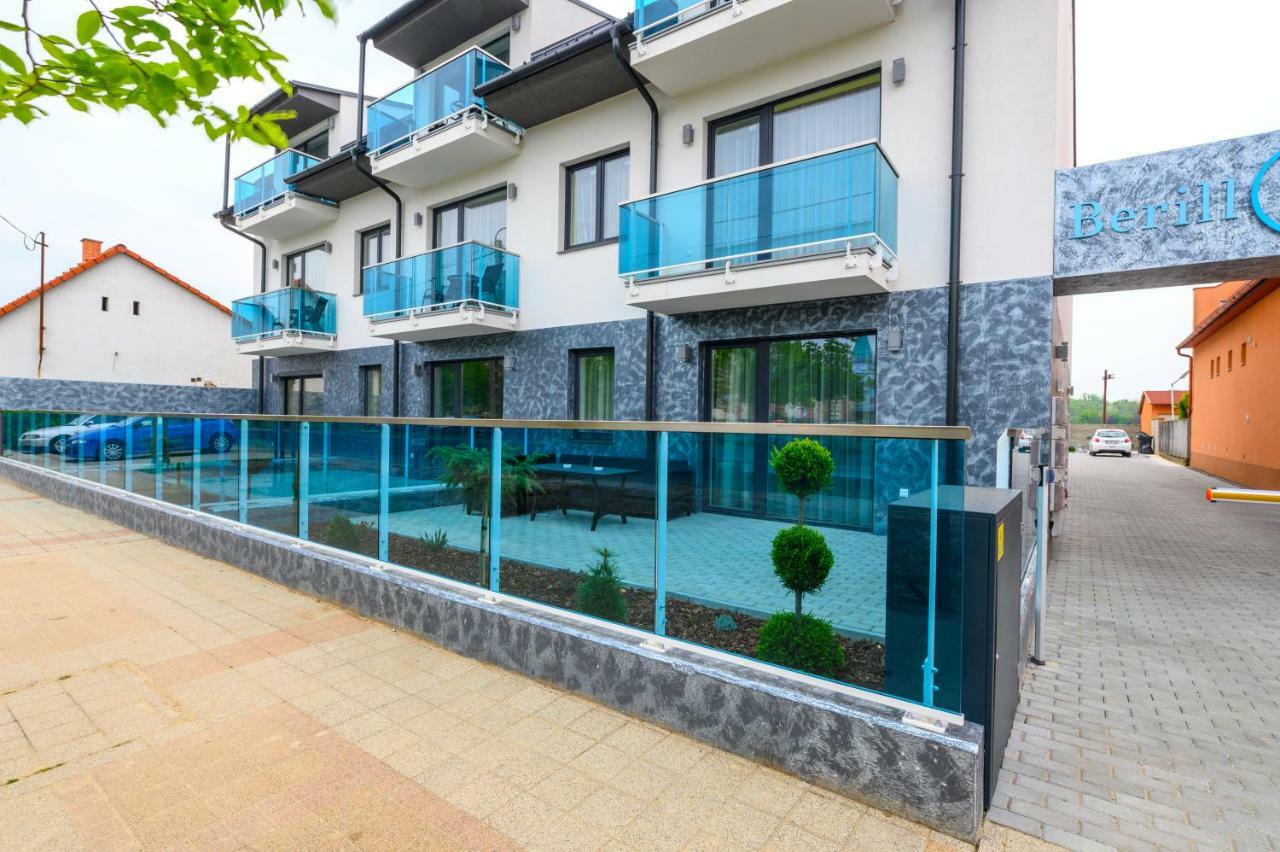Berill Suites Sarvar Bagian luar foto