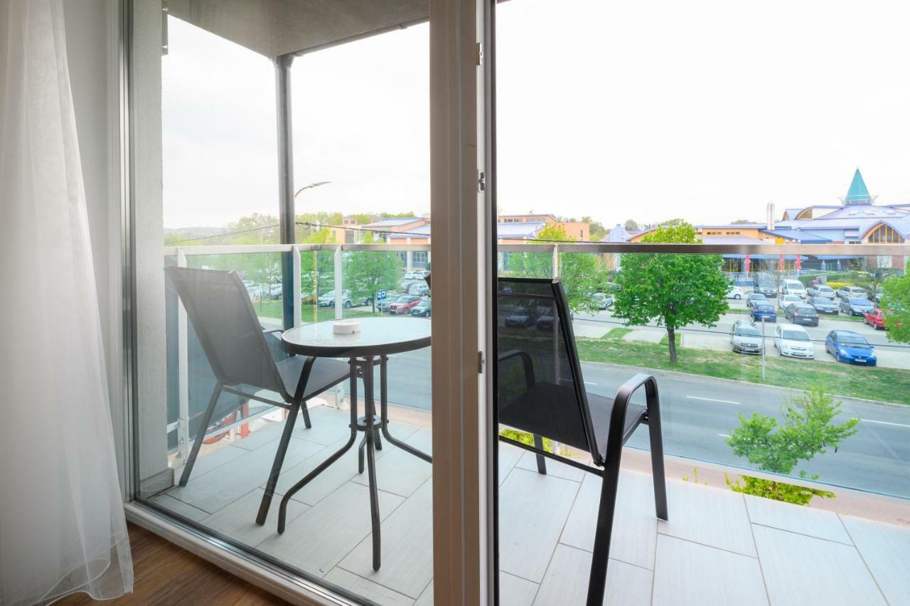 Berill Suites Sarvar Bagian luar foto
