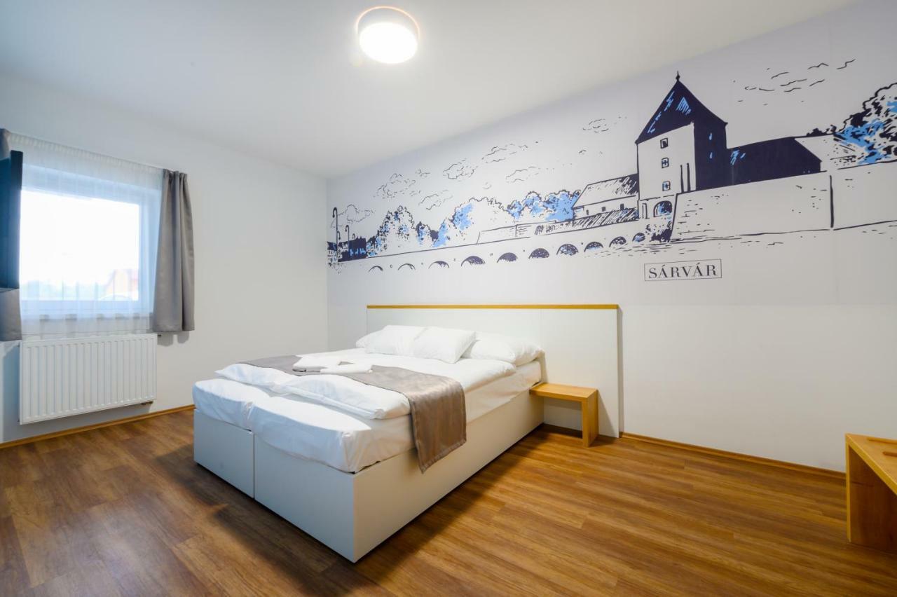 Berill Suites Sarvar Bagian luar foto