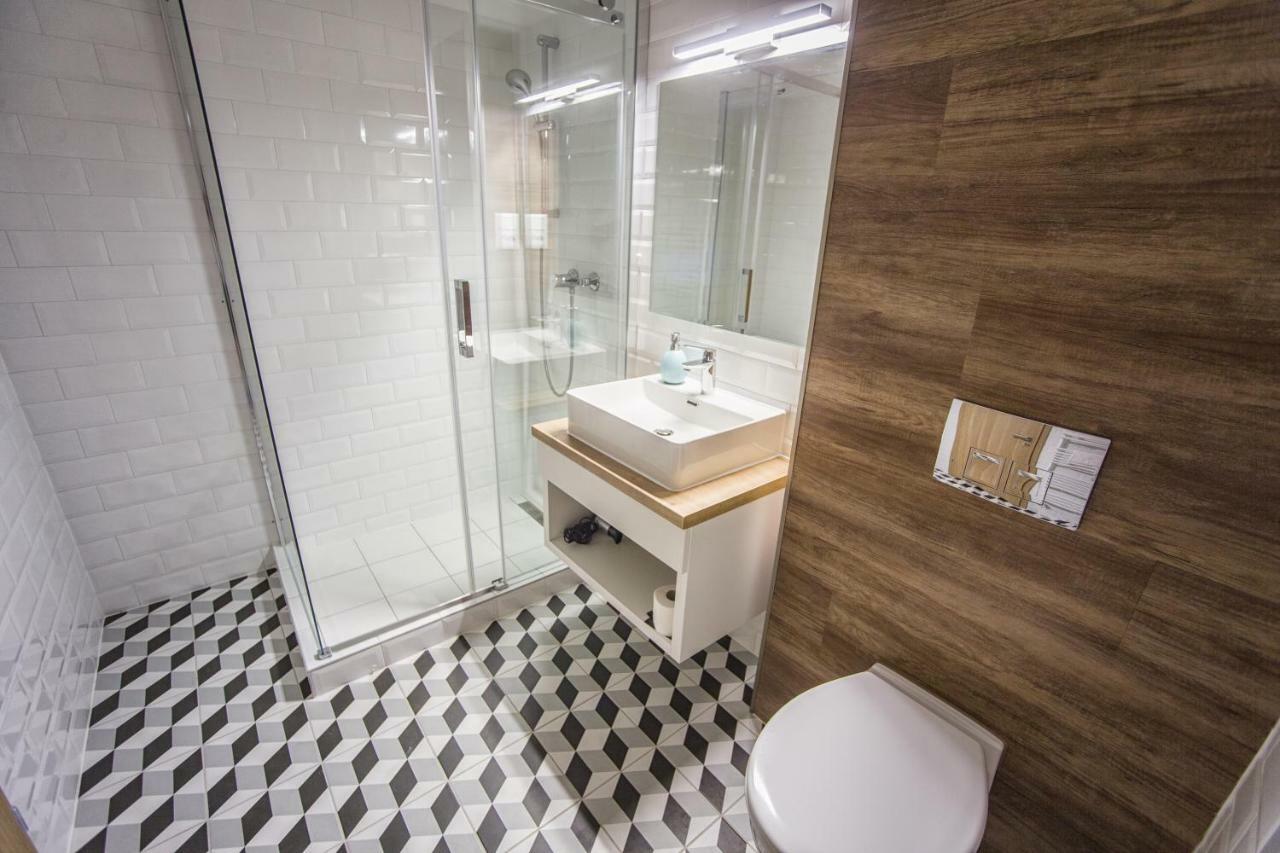 Berill Suites Sarvar Bagian luar foto