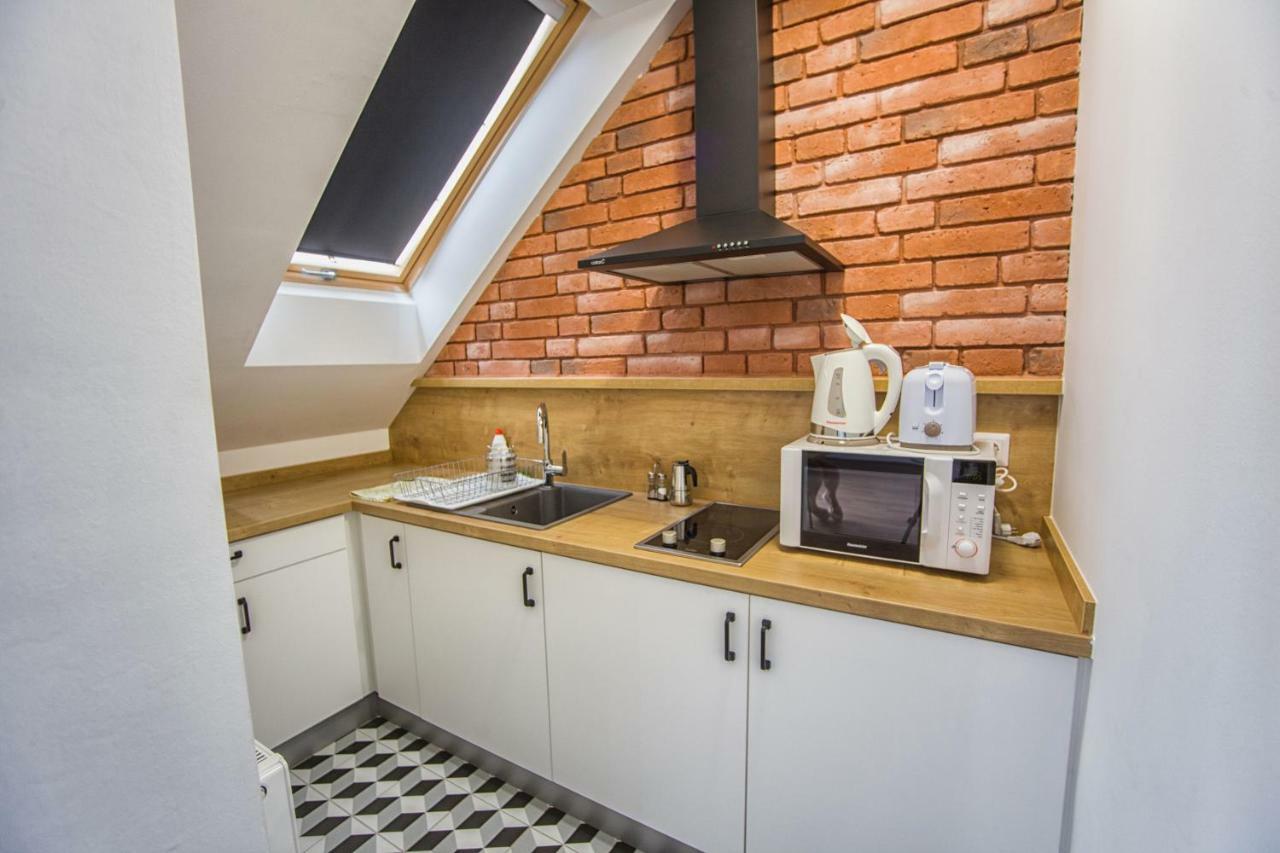 Berill Suites Sarvar Bagian luar foto