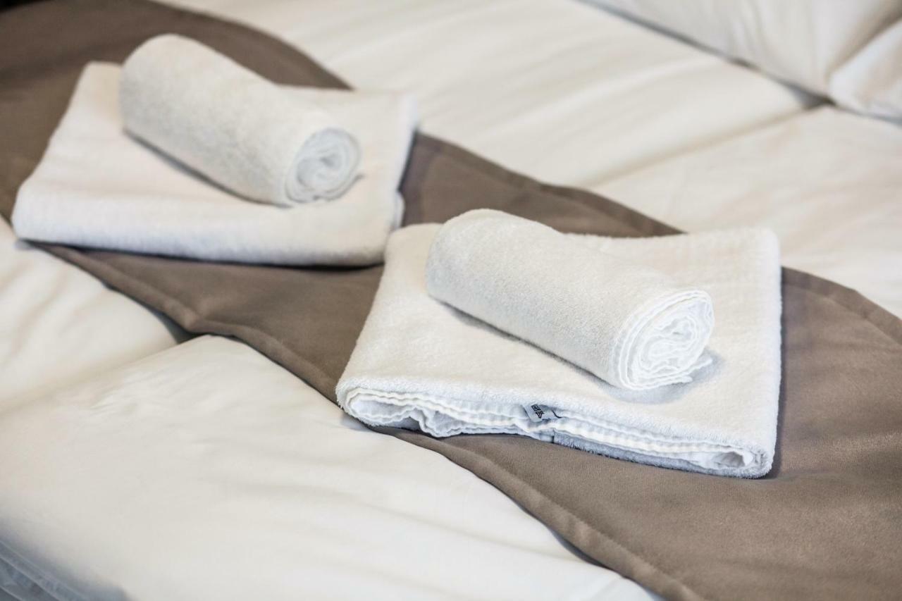 Berill Suites Sarvar Bagian luar foto
