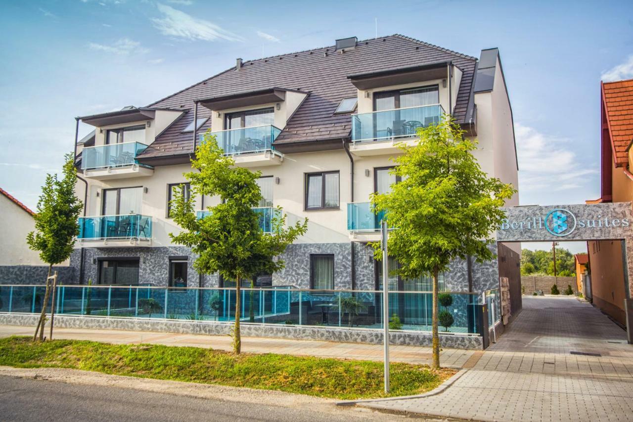 Berill Suites Sarvar Bagian luar foto