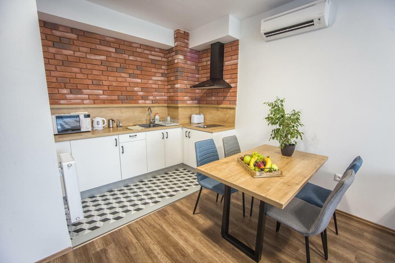 Berill Suites Sarvar Bagian luar foto